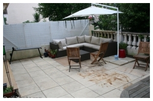 terrassse avant : les marques sur les dalles viennent des chaises en eucalyptus qui ont d�gorg� leur tanin avec la pluie...